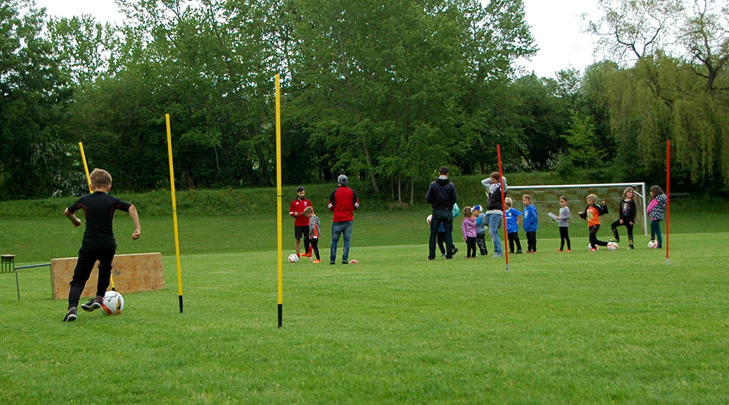 Kinder legen Fussball-Abzeichen ab