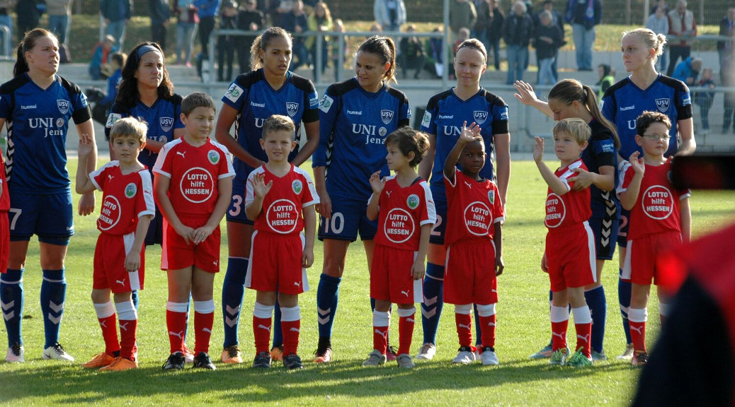 Kids der JSG laufen mit dem 1. FFC Frankfurt ein