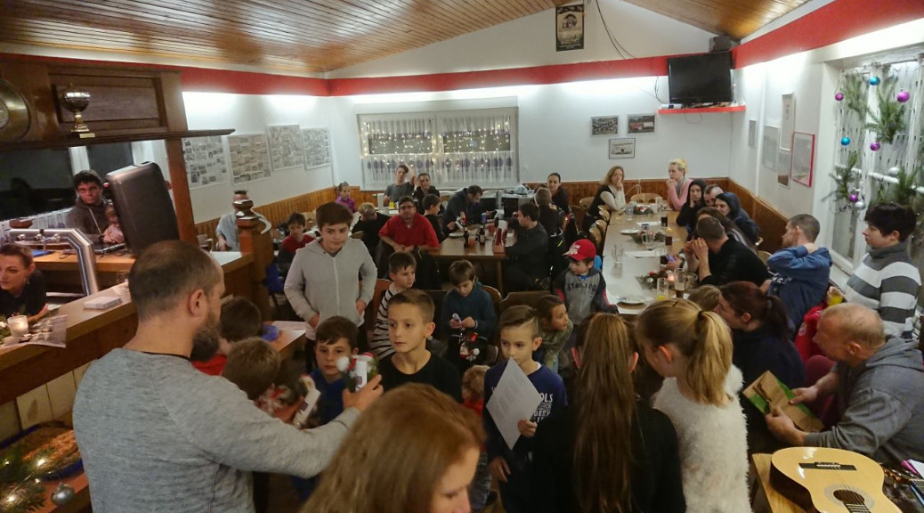 Fußballkids haben bei der Weihnachtsfeier viel Spaß