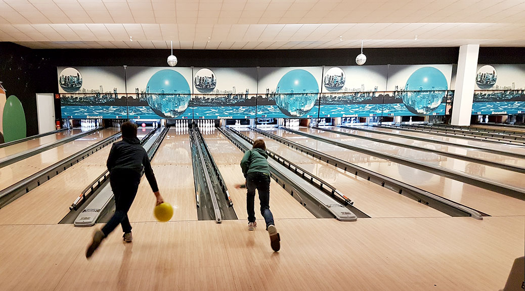 Jugendfußballer sind auch im Bowlingcenter eine starke Truppe