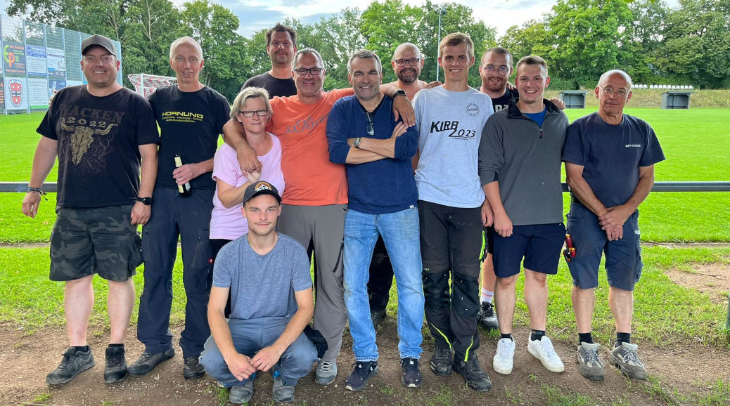 15 Personen engagieren sich beim Arbeitseinsatz